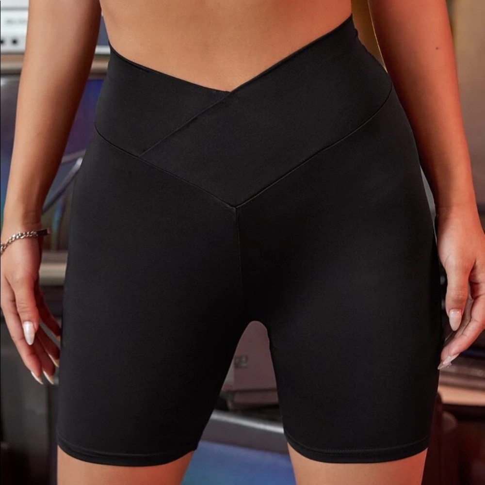 Asymmetrical bike shorts